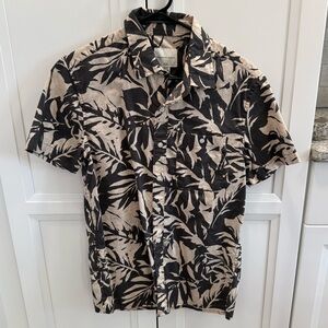 American Eagle tropical tan button up shirt